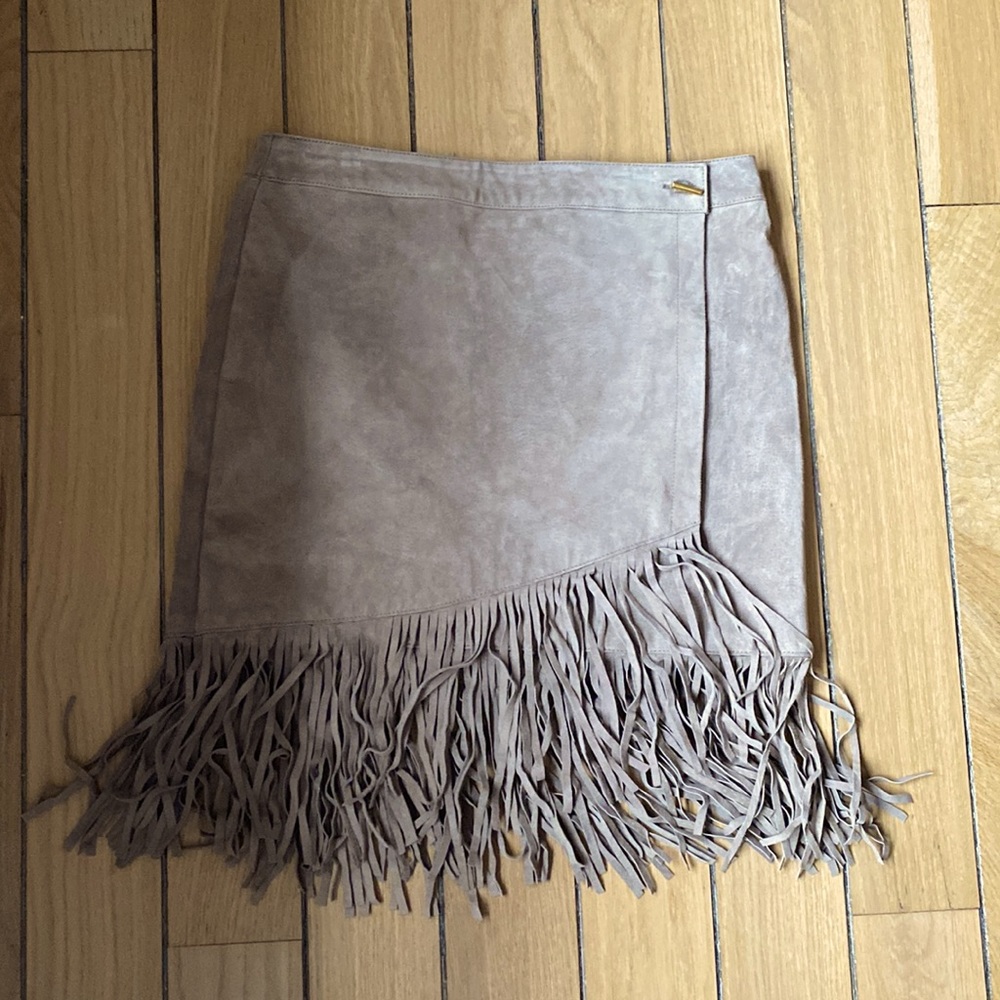 Tart size 6 tan suede skirt with fringe.